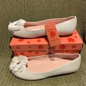 Flowers by Nina White girl’s flats with flower toe